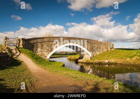 Ein HDR-Landschaftsbild des Leeds- und Liverpool-Kanals um die Greenberfield Locks, Barnoldswick. Der höchste Punkt des Kanals. 24. März 2024 Stockfoto