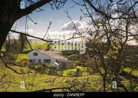 Ein HDR-Bild von Greenberfield Cottage in der Nähe des Leeds- und Liverpool-Kanals bei Barnoldswick, Lancashire. Höchster Punkt am Kanal. 24. März Stockfoto