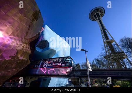 Seattle, Washington, USA. März 2024. Die Monorail in Seattle wird 62 Jahre alt. Die Monorail wurde für die Weltausstellung zusammen mit der Space Needle gebaut und ist ein skurriles Transportmittel mit nur 1,5 km Länge. Das Seattle Center wurde im Laufe der Jahre aktualisiert, darunter das Museum of Pop Culture. Paul Allen, Mitbegründer von Microsoft, gründete MoPOP und zog zunächst Feuer für seine seltsame Architektur. (Kreditbild: © Shane Srogi/ZUMA Press Wire) NUR REDAKTIONELLE VERWENDUNG! Nicht für kommerzielle ZWECKE! Stockfoto