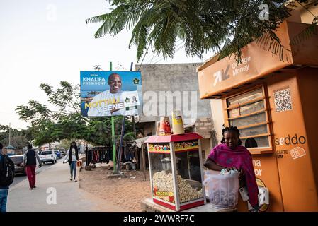 Nicolas Remene/Le Pictorium - Präsidentschaftswahl in Senegal. März 2024. Senegal/Senegal/Dakar - ein Wahlkampfplakat des Kandidaten Khalifa Sall, ehemaliger Bürgermeister von Dakar, am 22. März 2024 im Bezirk Ouakam in Dakar. Quelle: LE PICTORIUM/Alamy Live News Stockfoto