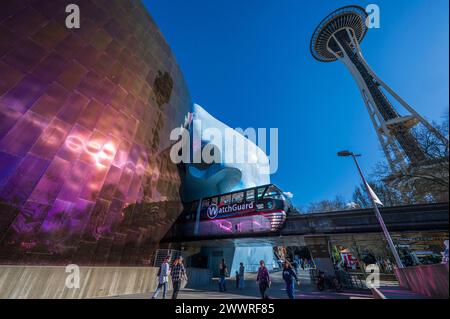 Seattle, Washington, USA. März 2024. Die Monorail in Seattle wird 62 Jahre alt. Die Monorail wurde für die Weltausstellung zusammen mit der Space Needle gebaut und ist ein skurriles Transportmittel mit nur 1,5 km Länge. Das Seattle Center wurde im Laufe der Jahre aktualisiert, darunter das Museum of Pop Culture. Paul Allen, Mitbegründer von Microsoft, gründete MoPOP und zog zunächst Feuer für seine seltsame Architektur. (Kreditbild: © Shane Srogi/ZUMA Press Wire) NUR REDAKTIONELLE VERWENDUNG! Nicht für kommerzielle ZWECKE! Stockfoto