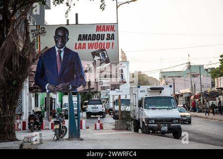 Dakar, Senegal. März 2024. © Nicolas Remene/Le Pictorium/MAXPPP - Dakar 22/03/2024 Nicolas Remene/Le Pictorium - 22/03/2024 - Senegal/Dakar - Une affiche de campagne electorale du candidat Amadou Ba, le 22. märz 2024 a Dakar. - Valeurs ACtuelles out, RUSSIA OUT, NO RUSSIA #norussia/22/03/2024 - Senegal/Senegal/Dakar - ein Wahlkampfplakat des Kandidaten Amadou Ba, 22. März 2024 in Dakar. Quelle: MAXPPP/Alamy Live News Stockfoto