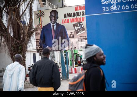 Dakar, Senegal. März 2024. © Nicolas Remene/Le Pictorium/MAXPPP - Dakar 22/03/2024 Nicolas Remene/Le Pictorium - 22/03/2024 - Senegal/Dakar - Une affiche de campagne electorale du candidat Amadou Ba, le 22. märz 2024 a Dakar. - Valeurs ACtuelles out, RUSSIA OUT, NO RUSSIA #norussia/22/03/2024 - Senegal/Senegal/Dakar - ein Wahlkampfplakat des Kandidaten Amadou Ba, 22. März 2024 in Dakar. Quelle: MAXPPP/Alamy Live News Stockfoto