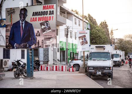 Dakar, Senegal. März 2024. © Nicolas Remene/Le Pictorium/MAXPPP - Dakar 22/03/2024 Nicolas Remene/Le Pictorium - 22/03/2024 - Senegal/Dakar - Une affiche de campagne electorale du candidat Amadou Ba, le 22. märz 2024 a Dakar. - Valeurs ACtuelles out, RUSSIA OUT, NO RUSSIA #norussia/22/03/2024 - Senegal/Senegal/Dakar - ein Wahlkampfplakat des Kandidaten Amadou Ba, 22. März 2024 in Dakar. Quelle: MAXPPP/Alamy Live News Stockfoto