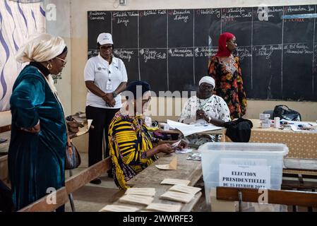 Dakar, Senegal. März 2024. © Nicolas Remene/Le Pictorium/MAXPPP - Dakar 24/03/2024 Nicolas Remene/Le Pictorium - 24/03/2024 - Senegal/Dakar - Depouillement des Bulletins de vote a Dakar le 24 märz 2024 lors du 1er Tour de l' Election Presidentielle au Senegal. #Norussia/24/03/2024 - Senegal/Dakar - die Wahlurnen in Dakar wurden am 24. März 2024 während der 1. Runde der Präsidentschaftswahlen in Dakar ausgezählt. Quelle: MAXPPP/Alamy Live News Stockfoto