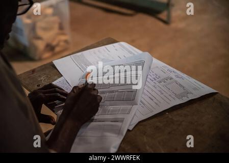 Dakar, Senegal. März 2024. © Nicolas Remene/Le Pictorium/MAXPPP - Dakar 24/03/2024 Nicolas Remene/Le Pictorium - 24/03/2024 - Senegal/Dakar - Depouillement des Bulletins de vote a Dakar le 24 märz 2024 lors du 1er Tour de l' Election Presidentielle au Senegal. #Norussia/24/03/2024 - Senegal/Dakar - die Wahlurnen in Dakar wurden am 24. März 2024 während der 1. Runde der Präsidentschaftswahlen in Dakar ausgezählt. Quelle: MAXPPP/Alamy Live News Stockfoto