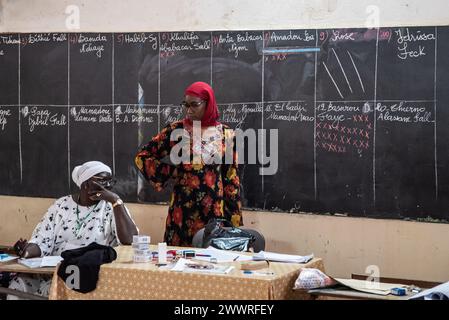 Dakar, Senegal. März 2024. © Nicolas Remene/Le Pictorium/MAXPPP - Dakar 24/03/2024 Nicolas Remene/Le Pictorium - 24/03/2024 - Senegal/Dakar - Depouillement des Bulletins de vote a Dakar le 24 märz 2024 lors du 1er Tour de l' Election Presidentielle au Senegal. #Norussia/24/03/2024 - Senegal/Dakar - die Wahlurnen in Dakar wurden am 24. März 2024 während der 1. Runde der Präsidentschaftswahlen in Dakar ausgezählt. Quelle: MAXPPP/Alamy Live News Stockfoto