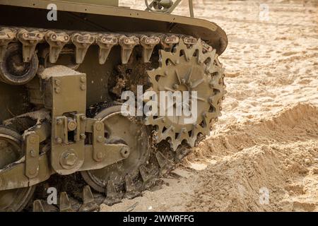 Detail eines amerikanischen Panzers aus dem Zweiten Weltkrieg Nahaufnahme. Eine Panzerspur, die über Sand fährt. Stockfoto