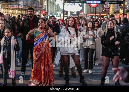 Ein Celebrant des holi-Festivals schließt sich der Straßenparty im Londoner Piccadilly Circus an. Stockfoto
