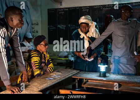 Dakar, Senegal. März 2024. © Nicolas Remene/Le Pictorium/MAXPPP - Dakar 24/03/2024 Nicolas Remene/Le Pictorium - 24/03/2024 - Senegal/Dakar - Depouillement des Bulletins de vote a Dakar le 24 märz 2024 lors du 1er Tour de l' Election Presidentielle au Senegal. #Norussia/24/03/2024 - Senegal/Dakar - die Wahlurnen in Dakar wurden am 24. März 2024 während der 1. Runde der Präsidentschaftswahlen in Dakar ausgezählt. Quelle: MAXPPP/Alamy Live News Stockfoto