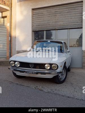 Eleganter Oldtimer auf einer Auffahrt mit Garage in Montefiascone, Region Latium, Italien. März 2024 Stockfoto