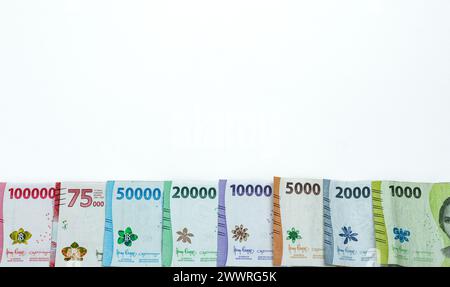 Indonesische Währung . Stapel Rupiah- oder IDR-Banknoten isoliert auf weißem Hintergrund Stockfoto