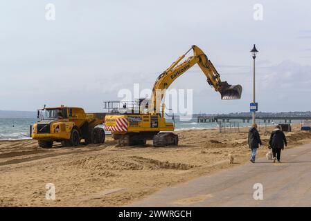 Schwere Baufahrzeuge, die im Winter/Anfang Frühling Sand bewegen oder Strand umgestalten, am Bournemouth Beach in Boscombe. Stockfoto