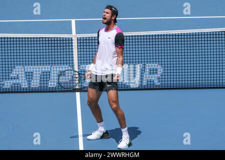 Miami Gardens, Florida, USA. März 2024. Karen Khachanov reagiert darauf, nachdem er seine dritte Runde der Männer-Singles bei den Miami Open 2024 gewonnen hat, die von Itau im Hard Rock Stadium präsentiert wurden. (Kreditbild: © Debby Wong/ZUMA Press Wire) NUR REDAKTIONELLE VERWENDUNG! Nicht für kommerzielle ZWECKE! Quelle: ZUMA Press, Inc./Alamy Live News Stockfoto