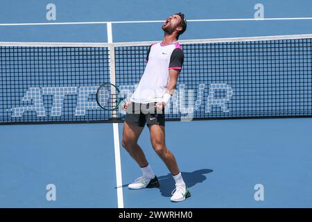 Miami Gardens, Florida, USA. März 2024. Karen Khachanov reagiert darauf, nachdem er seine dritte Runde der Männer-Singles bei den Miami Open 2024 gewonnen hat, die von Itau im Hard Rock Stadium präsentiert wurden. (Kreditbild: © Debby Wong/ZUMA Press Wire) NUR REDAKTIONELLE VERWENDUNG! Nicht für kommerzielle ZWECKE! Quelle: ZUMA Press, Inc./Alamy Live News Stockfoto