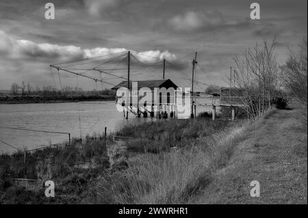 Landschaft in der Gegend zwischen Lido di Dante und dem Fluss Fiumi Uniti. Schwarzweißbilder mit starkem Kontrast, der Wolken hervorhebt Stockfoto