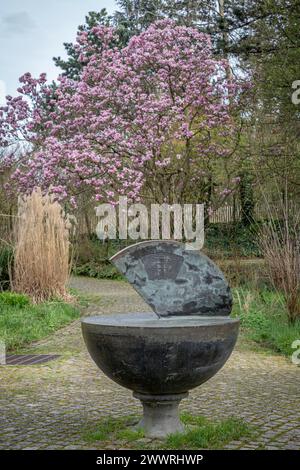 Gennevilliers, Frankreich - 03 16 2024: Chanteraines Park. Natur in Blüte im Frühling. Weiße Kirsche in Blüte und eine bronzene Sonnenuhr im japanischen Vater Stockfoto