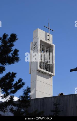 Der Glockenturm, der 1973 für die Kirche der Verklärung Christi des Berges errichtet wurde, eine Kirche, die 1958 in Tignes, Frankreich, erbaut wurde. Stockfoto