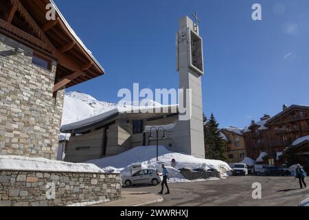 Die Kirche der Verklärung Christi vom Berg von Raymond Pantz in Tignes, Frankreich, erbaut 1958. Der Glockenturm wurde 1973 hinzugefügt. Stockfoto