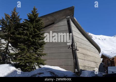 Die Kirche der Verklärung Christi des Berges, entworfen 1958 von Raymond Pantz für das Skigebiet Tignes, Frankreich. Stockfoto