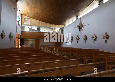 Das Innere der Kirche der Verklärung Christi vom Berg, entworfen von Raymond Pantz für Tignes, Frankreich. Die Bänke sind von Nicolas Pantz. Stockfoto