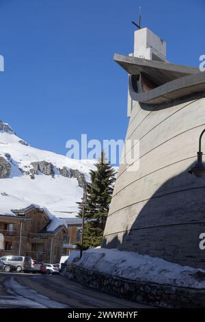 Die gekrümmte Zementwand der Kirche der Verklärung Christi des Berges, entworfen 1958 von Raymond Pantz für Tignes, Frankreich. Stockfoto