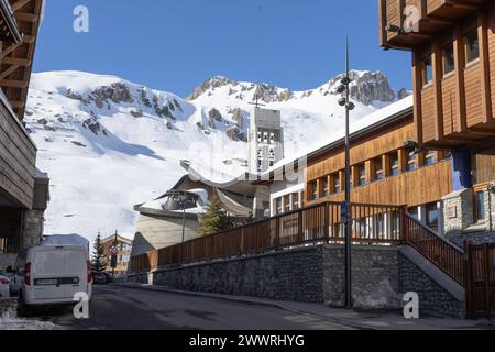 Die Kirche der Verklärung Christi vom Berg von Raymond Pantz und die Dorfgrundschule am Boucle du Rosset in Tignes, Frankreich. Stockfoto