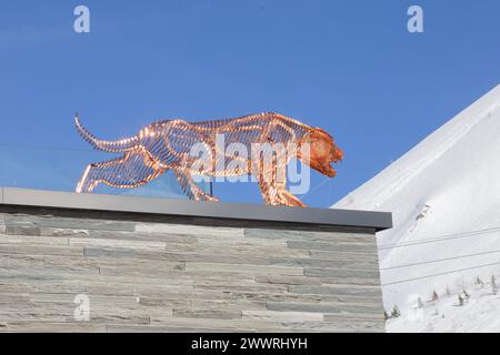 Ein metallischer Panther des Bildhauers Steve Chaudanson auf dem Dach des VoulezVous Hotels in Tignes, einem Skigebiet in den französischen Alpen. Stockfoto