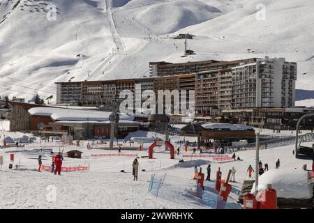 Tignes, Frankreich: Die zwei Halbmonde der Mitte der 1960er Jahre errichteten Touristenunterkünfte sind das Herz des Stadtteils Lac des speziell erbauten Skigebietes. Stockfoto