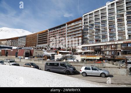 Tignes, die beiden Halbmonde von Apartments und Hotels, die Mitte der 1960er Jahre erbaut wurden, als dieses Skigebiet entstand, bilden das Herz der Gegend, die als Le Lac bekannt ist. Stockfoto