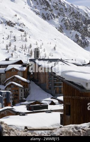 Der Glockenturm der Kirche Verklärung Christi des Berges in Tignes le Lac, Frankreich, blickt über die Dächer des Dorfes. Stockfoto