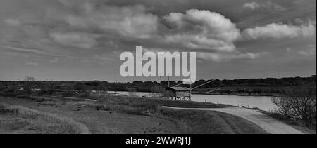 Landschaft in der Gegend zwischen Lido di Dante und dem Fluss Fiumi Uniti. Schwarzweißbilder mit starkem Kontrast, der Wolken hervorhebt Stockfoto