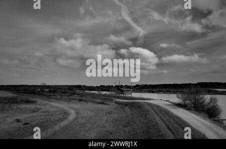 Landschaft in der Gegend zwischen Lido di Dante und dem Fluss Fiumi Uniti. Schwarzweißbilder mit starkem Kontrast, der Wolken hervorhebt Stockfoto