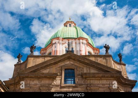 St. Franziskus von Assisi Kirche schöne Kuppel zwischen Wolken in der Prager Altstadt, ein wunderschönes barockes Gebäude, das 1685 errichtet wurde Stockfoto