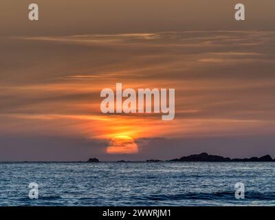 Sonnenuntergang über Lennard Island vom Cox Bay Beach in der Nähe von Tofino auf Vancouver Island, BC, Kanada. Stockfoto