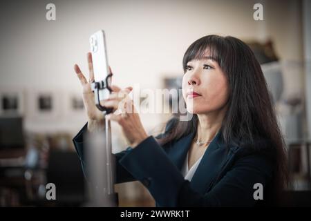 Hannover, Deutschland. März 2024. Soyeon Schröder-Kim, Ehefrau des ehemaligen Bundeskanzlers Schröder, fotografierte in seinem Büro. Quelle: Michael Kappeler/dpa/Alamy Live News Stockfoto