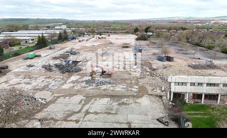 Eine Industriebau mit einem großen Haufen von Schutt und Bauwerken Stockfoto