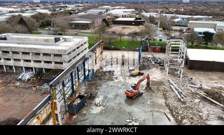 Baustelle mit Baggern in Betrieb, umgeben von Arbeitern Stockfoto