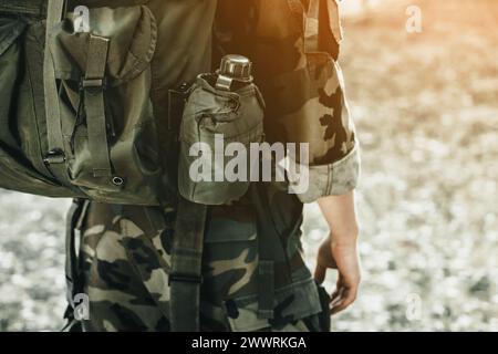 Der Soldat bei der Ausführung von Aufgaben in Tarnhandschuhen und Schutzhandschuhen. Kriegsgebiet. Stockfoto