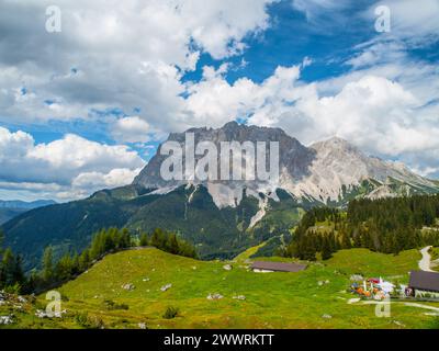 Zugspitze, der höchste Berg Deutschlands. Blick von Österreich. Stockfoto