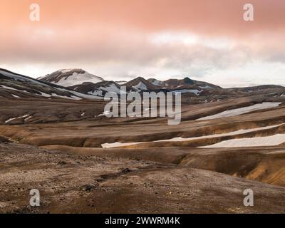 Berglandschaft mit Schneefeldern, Landmannalaugar, Regenbogengebirge, Island Stockfoto