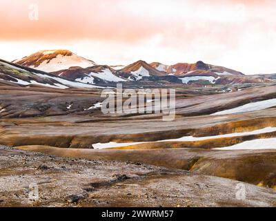 Berglandschaft mit Schneefeldern, Landmannalaugar, Regenbogengebirge, Island Stockfoto