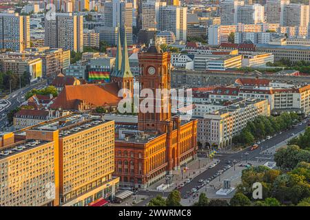 Rotes Rathaus von Berlin im Zentrum der deutschen Hauptstadt. Wohn- und Geschäftsgebäude entlang der Straße. Blick von oben auf die Skyline Stockfoto