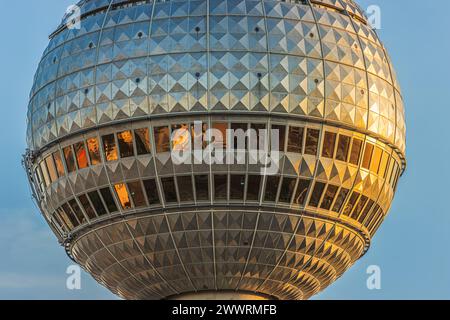 Detail der Sphäre aus dem Berliner Fernsehturm. Teil des höchsten Gebäudes der Hauptstadt Deutschlands mit Reflexionen an den Fensterscheiben Stockfoto