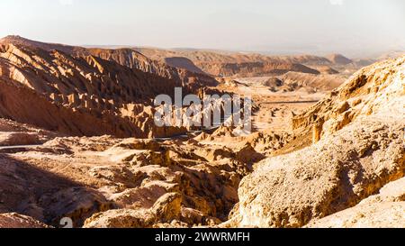 Asphaltstraße durch die Atacama-Wüste in der Nähe von San Pedro de Atacama, Chile Stockfoto