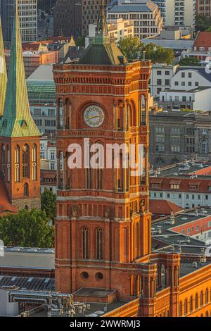 Rotes Rathaus in Berlin am Alexanderplatz. Historisches Gebäude mit Glockenturm im Zentrum der Hauptstadt Deutschlands. Blick von der Spitze des Turms Stockfoto