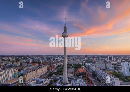 Sonnenuntergang über den Dächern Berlins. Skyline mit Fernsehturm am Abend im Zentrum der deutschen Hauptstadt. Das höchste Gebäude auf Alex Stockfoto