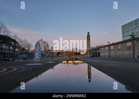 Enschede, Niederlande - 28. Januar 2024 - Bahnhofsgebäude an einem Wintermorgen Stockfoto