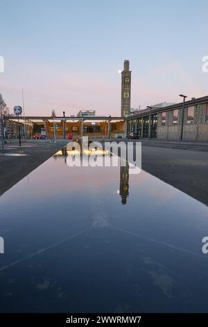 Enschede, Niederlande - 28. Januar 2024 - Bahnhofsgebäude an einem Wintermorgen Stockfoto