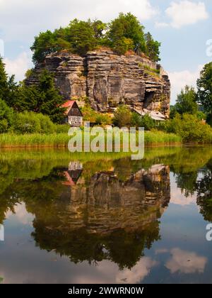 Märchenschloss Ruine auf dem Sandsteinfelsen, Sloup, Tschechische Republik Stockfoto